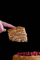 Вкусный и очень красивый медовой торт с сметаным кремом и ягодами. 