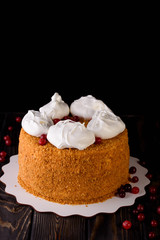 Вкусный и очень красивый медовой торт с сметаным кремом и ягодами. 
