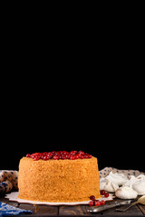 Вкусный и очень красивый медовой торт с сметаным кремом и ягодами. 