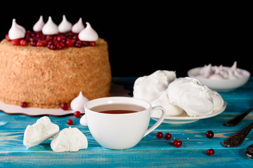 Obraz na płótnie Canvas Вкусный и очень красивый медовой торт с сметаным кремом и ягодами. 