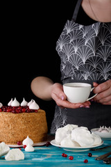 Вкусный и очень красивый медовой торт с сметаным кремом и ягодами. 