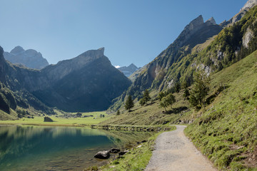 Naklejka na ściany i meble Wandern am Fuße des Säntis entlang des Seealpsee im Appenzeller Land in der Schweiz