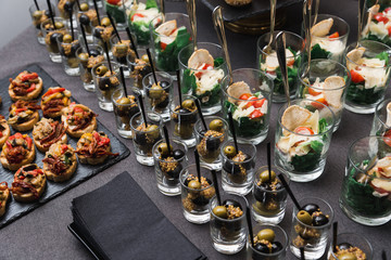 Small hamburgers and sandwiches are served on the same plate as a snack.