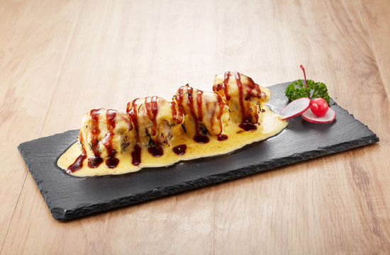 Delicious Japanese food, moxibustion grilled cheese sush