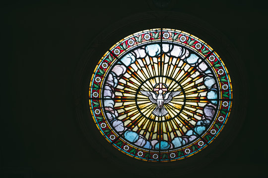 Vitrail en rosace dans une &eacute;glise