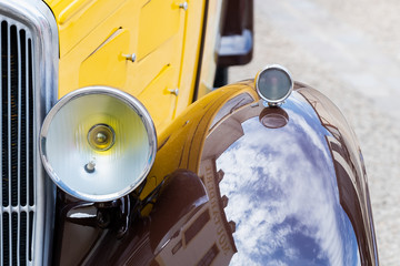 Close up chromes d'une voiture vintage jaune