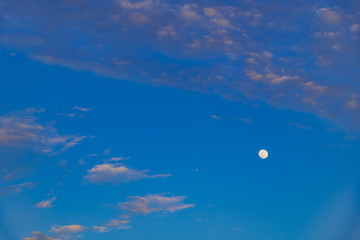 夕方の月と冬の青空