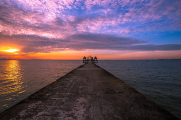Obraz premium The background of the bridge that stretches into the sea, with buildings, churches, accommodation for sun shading or sheltering from the rain, with a secret light on the lake is a natural beauty.