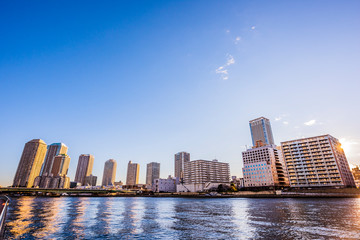 Fototapeta premium 早朝の高層マンション群 The sky at daybreak in Tokyo, Japan