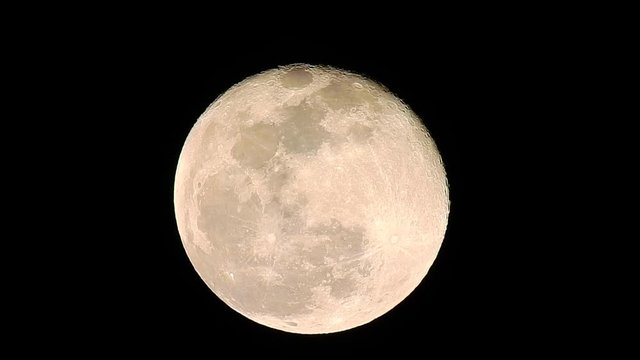 2019年1月22日。満月、スーパームーン翌日の月。月齢16.4。上部が立体的に見える