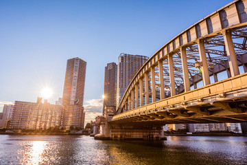 Fototapeta premium 早朝の勝鬨橋 The sky at daybreak in Kachidoki, Tokyo, Japan