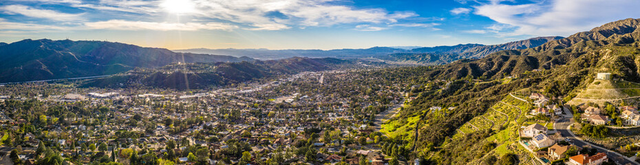 Fototapeta na wymiar Los Angeles Highlands Norden Vorort Aerial Landschaft Berge USA Kalifornien