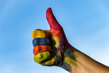 Bunte Hand mit Daumen hoch