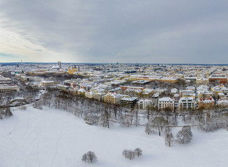 Fototapeta premium Blick über das verschneite München im Winter mit einer Drohne aufgenommen
