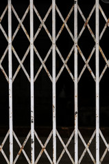 古いシャッター扉