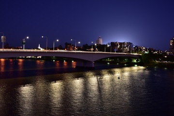 夜の橋と影