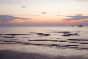 Obraz premium The sea sunset. Pink landscape.