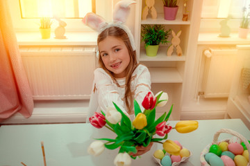 Fototapeta na wymiar Mädchen mit Tulpen zu Ostern