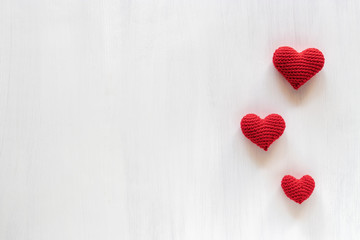 Obraz premium Heart made of red yarn on white background. Valentine day concept.