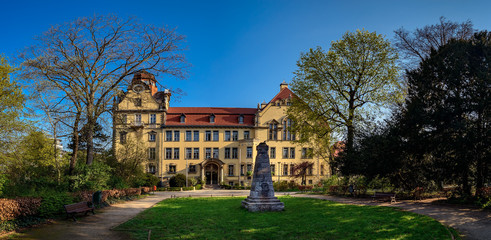Fototapeta premium Unter Denkmalschutz: das neobarocke ehemalige Friedenauer Gymnasium, heute Friedrich-Bergius-Schule, am Berliner Perelsplatz - Panorama aus 5 Einzelbildern