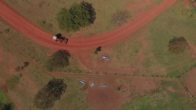 Filmagem a&eacute;rea na fazenda, trator passadno