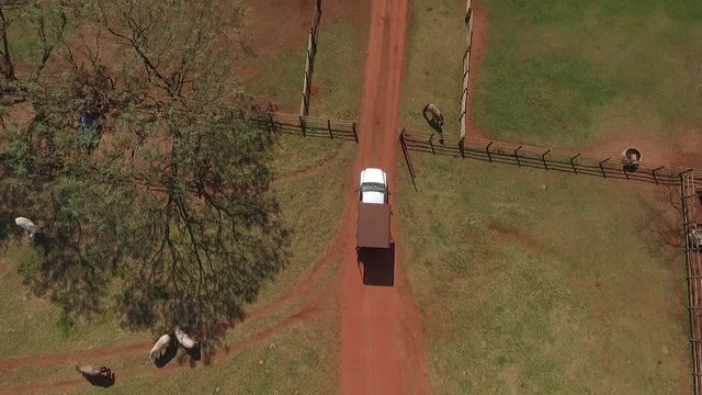 Vista a&eacute;rea drone fazenda trator