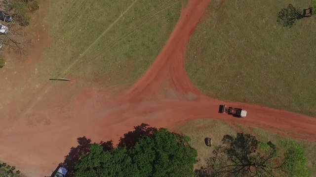 Vista a&eacute;rea drone fazenda trator