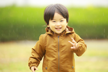 雨の中遊ぶ男の子
