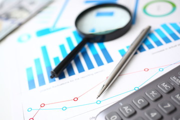 Obraz premium Silver calculator and financial statistics on clipboard