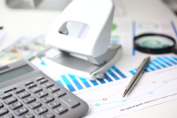 Obraz premium Silver calculator and financial statistics on clipboard