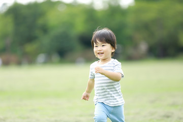Fototapeta premium 遊ぶ男の子