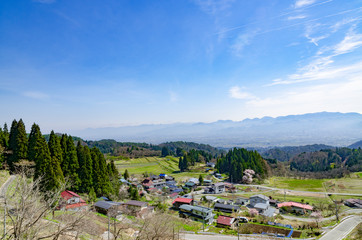 春　山形市狐越街道より東方を望む