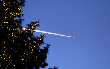 Scia di aereo illuminata dal sole del tramonto