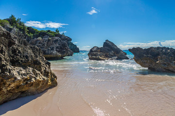 Fototapeta na wymiar Rocks and the sandy beach at Horseshoe Bay, Bermuda