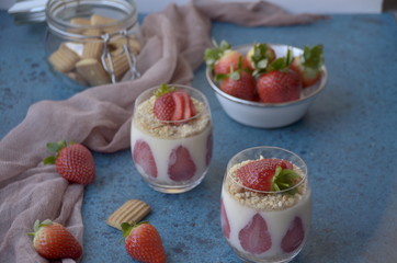 creamdessert in glass with strawberries