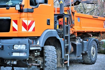 An Image of a tractor truck, vehicle