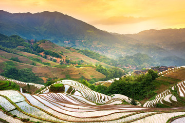 Zonsondergang over terrasvormig rijstveld in Longji, Guilin in China