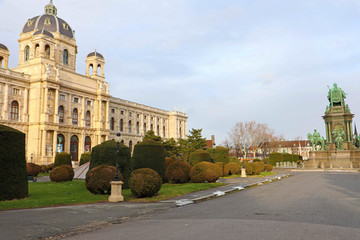 Obraz premium Beautiful view of famous Naturhistorisches Museum (Natural History Museum) in Marie-Theresien Platz square and sculpture in Vienna, Austria