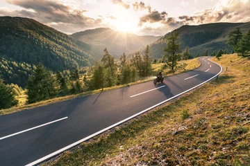Afwasbaar Fotobehang Woonkamer Motorrijder rijden op de Alpenweg