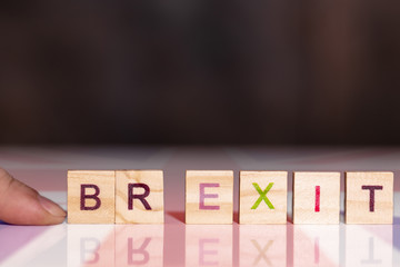 Hand ergänzt das Wort exit mit den Buchstaben B und R, ergibt das Wort Brexit