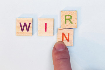 Das R im Wort wir wird durch ein N ersezt, dadurch ergibt sich das Wort win
