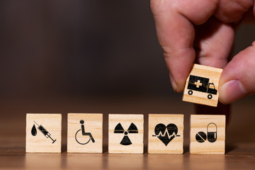Symbolbild mit verschiedenen Icons die für Behandlungen oder Leistungen im Krankenfall stehen