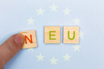 Draufsicht eines Fingers der den Buchstaben N an die Buchstaben EU schiebt, Konzept Erneuerung der...