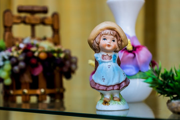 Figurine d'une petite fille de la campagne, object décoratif