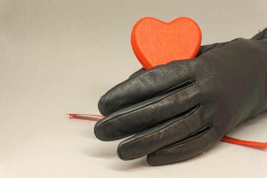 Guante negro roba un coraz&oacute;n rojo