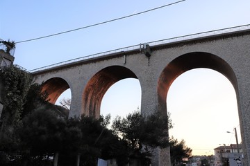 Fototapeta premium VIADUC DES EAUX SALEES - CARRY LE ROUET - BOUCHES DU RHONE - PROVENCE - FRANCE
