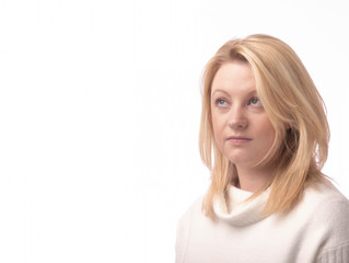 Naklejka premium Caucasian woman in twenties on a white background with copy space 