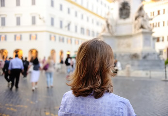 Obraz premium Young woman walks on square in Rome.