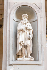  Leonardo Da Vinci statue