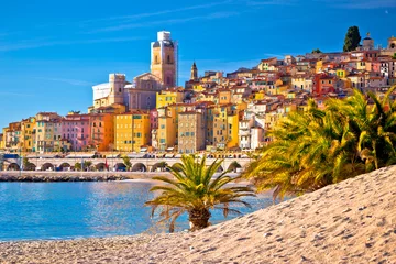 Rolgordijnen Kleurrijke Cote d Azur stad Menton strand en architectuur uitzicht © xbrchx